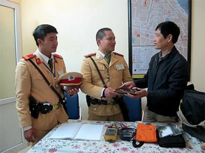 Cảnh sát giao thông nhặt được của rơi, trả lại người mất