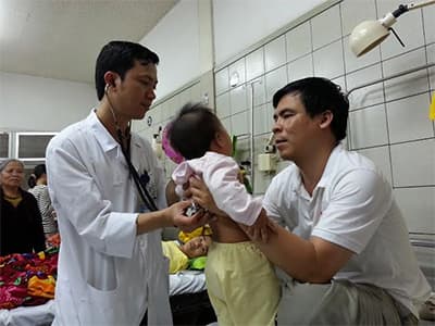 Cứu sống bé gái bị sởi biến chứng suy hô hấp cấp