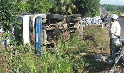 Phú Yên: Xe tải chở than lật nhào khi vượt đèo