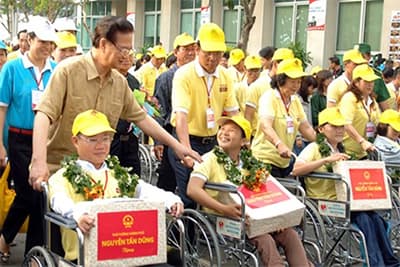 Thủ tướng Nguyễn Tấn Dũng tham gia chương trình đi bộ vì người tàn tật và trẻ mồ côi