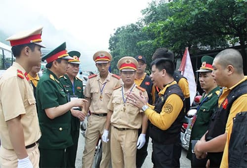 Cảnh sát, mô tô "cùng đua" về Điện Biên