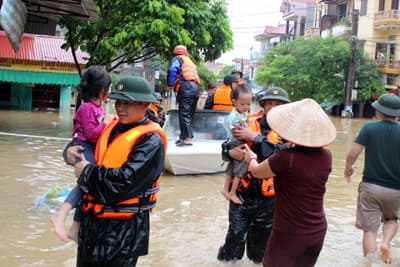 Bộ đội nỗ lực giúp dân chống lũ