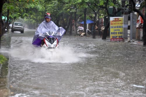 Bắc Bộ mưa dông kéo dài, Trung Bộ nắng nóng dịu dần