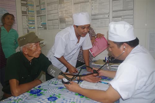 Bộ đội về "bắt bệnh" cho dân
