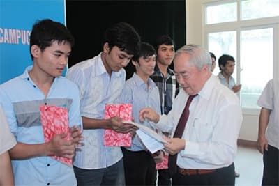 Chăm lo cho "hạt giống" hữu nghị