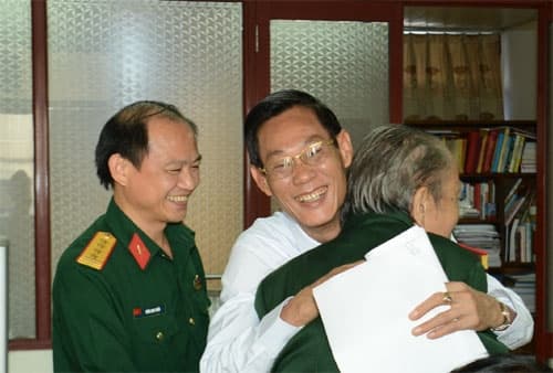 Tình người gặp lại...