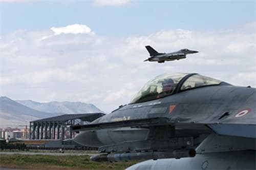 Thổ Nhĩ Kỳ tăng cường lực lượng quân sự tại biên giới với Syria