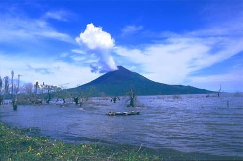 Nicaragua: Núi lửa Momotombo phun trào trở lại sau 110 năm ngừng hoạt động