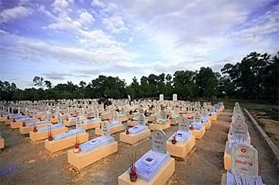 Gắn bình hoa trên mộ liệt sĩ ở Nghĩa trang Liệt sĩ quốc gia Đường 9