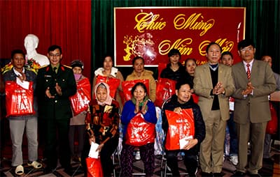 Báo Quân đội nhân dân tặng quà 30 gia đình chính sách