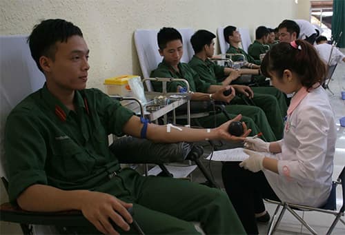 Hơn 400 cán bộ, chiến sĩ Trường Quân sự Quân khu 3 hiến máu tình nguyện
