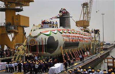 Ấn Độ hạ thủy tàu ngầm Scorpene đầu tiên