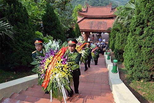 Dâng hương Chủ tịch Hồ Chí Minh tại Khu Di tích lịch sử sinh thái ATK Thái Nguyên