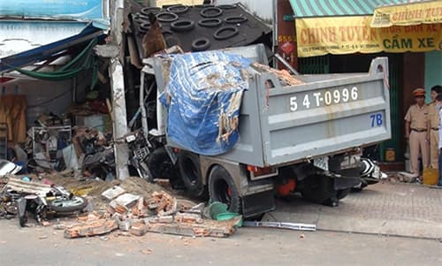Xe tải mất lái đâm vào nhà ven đường, hai người tử vong