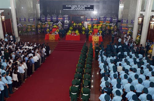 Tổ chức trọng thể lễ viếng và truy điệu hai đồng chí phi công hy sinh trong khi thực hiện nhiệm vụ