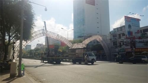 Cần Thơ: Xe tải kéo đổ cổng đường đèn nghệ thuật