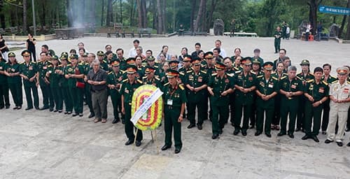 Đoàn đại biểu Hội truyền thống Trường Sơn thăm chiến trường xưa