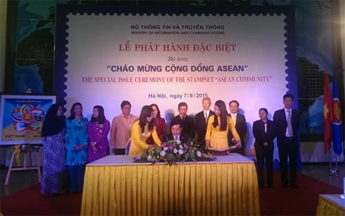 Ra mắt bộ tem “Chào mừng Cộng đồng ASEAN”