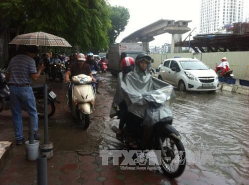 Nhiều tuyến phố ở Hà Nội ngập sâu, ùn tắc cục bộ sau mưa lớn