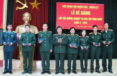 Bế giảng lớp bồi dưỡng nghiệp vụ báo chí toàn quân khóa 9 năm 2013