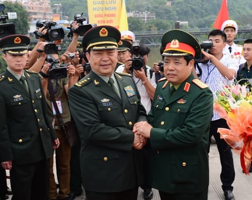 Bộ trưởng Bộ Quốc phòng Việt Nam và Bộ trưởng Bộ Quốc phòng Trung Quốc lần đầu tiên gặp nhau ở biên giới