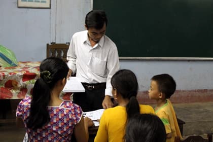 Lớp học "xóa mù" bên Phá Tam Giang