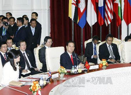 Hội nghị Cấp cao ASEAN với các đối tác: Tăng cường hỗ trợ ASEAN xây dựng Cộng đồng vào năm 2015