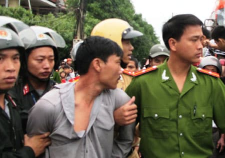 Hà Tĩnh: Xử lý nghiêm lái xe cố tình tông thẳng vào cảnh sát