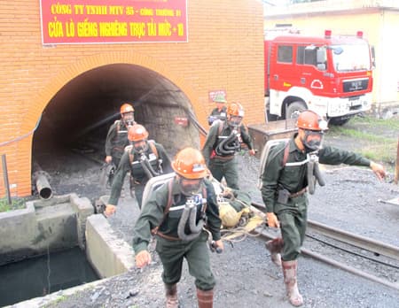 Lính thợ diễn tập bảo vệ hầm lò