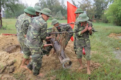 Tổ chức đi thực tế tuyên truyền về khắc phục hậu quả bom, mìn
