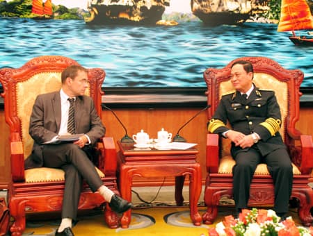 Thứ trưởng Bộ Quốc phòng Nguyễn Văn Hiến tiếp Đại sứ Pháp