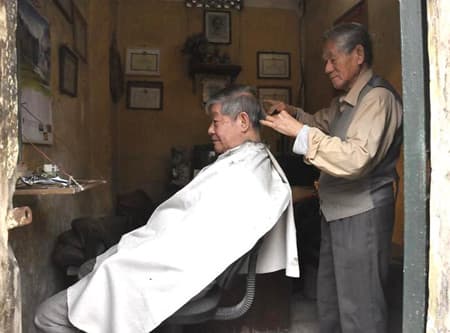 Người thợ già “tay cắt tóc, óc hành văn”