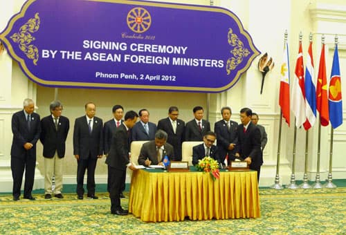 Thủ tướng Nguyễn Tấn Dũng tới Phnom Penh, bắt đầu tham dự Hội nghị cấp cao ASEAN lần thứ 20