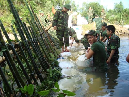 Bộ đội giúp dân xây dựng nông thôn mới