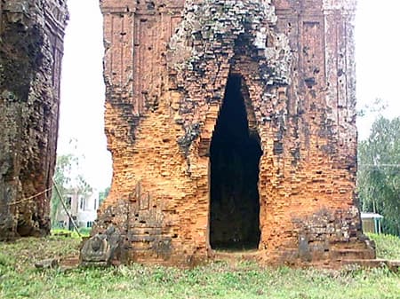 Tháp Chăm Khương Mỹ đang bị xuống cấp nghiêm trọng