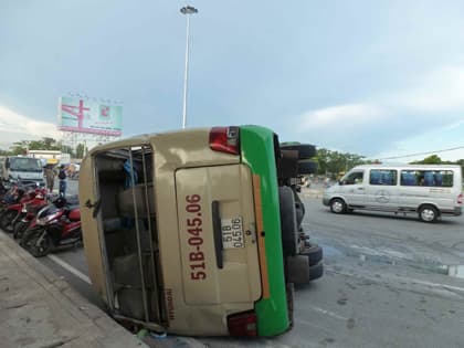 Xe tải đâm xe khách, 13 người nguy kịch