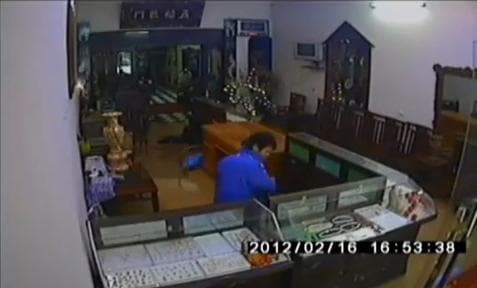 Cướp tiệm vàng giữa ban ngày