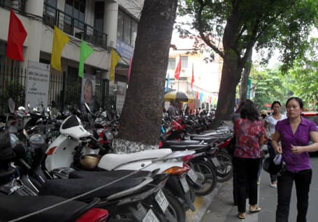 Cho phép tổ chức trông xe trên vỉa hè một số tuyến phố