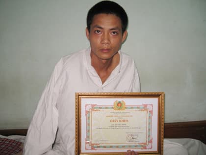 Thưởng nóng hai nạn nhân dũng cảm bắt cướp