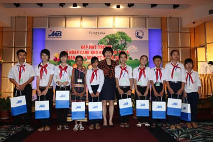MB tặng quà các cháu thiếu nhi