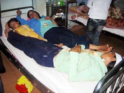 Gia Lai: Ô tô đấu đầu công nông, 13 người thoát chết