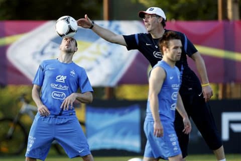 23 giờ ngày 15-6, Ukraine – Pháp: Trở về mặt đất?