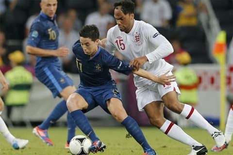 1 giờ 45 phút ngày 16-6, Anh – Thụy Điển: Tin ở Hodgson