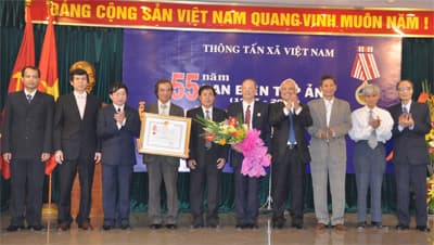 Ban biên tập Ảnh của TTXVN đón nhận Huân chương Độc lập hạng ba