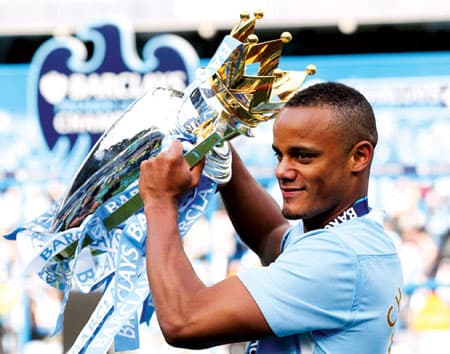 Thủ quân của Man City mang cúp vô địch ngoại hạng Anh sang Việt Nam