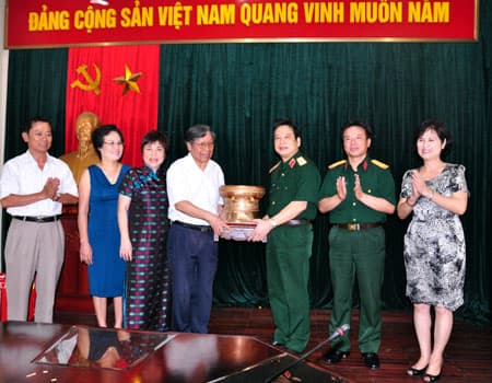 Tiếp nhận trống đồng từ Hội Di sản Văn hóa Việt Nam và Công ty cổ phần truyền thông Kinh Đô