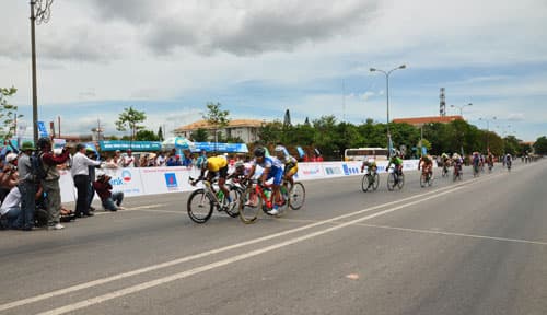Chặng 4 Cuộc đua xe đạp “Về Trường Sơn-2012” Cúp báo Quân đội nhân dân: Cua-rơ Nguyễn Văn Cương bất ngờ cán đích đầu tiên