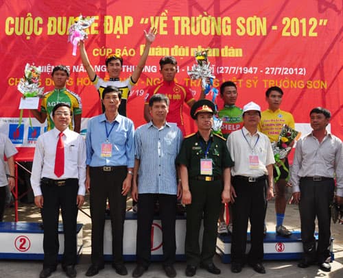 Chặng 5, Giải đua xe đạp “Về Trường Sơn 2012- Cúp Báo Quân đội nhân dân”: Tay đua Trần Văn Quyền của Quân đội xuất sắc cán đích đầu tiên