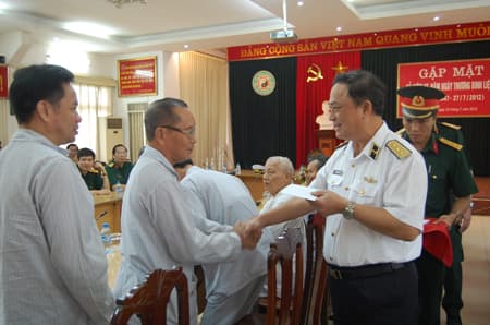 Lãnh đạo Bộ Quốc phòng: Thăm, tặng quà đối tượng chính sách điều trị tại Viện Y học cổ truyền Quân đội