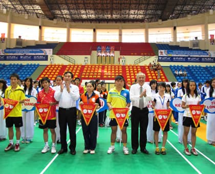 Khởi động ngày thi đấu đầu tiên